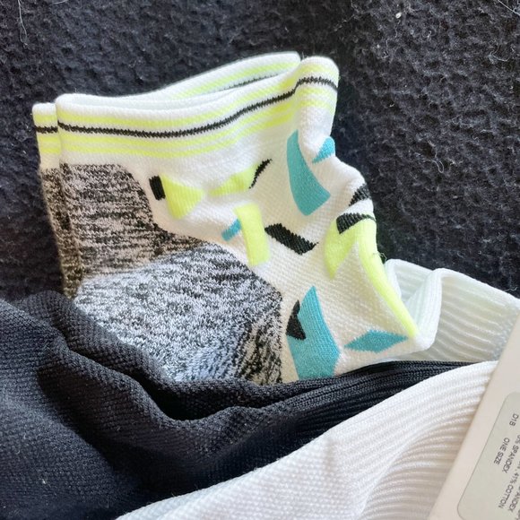 NEW Hue Womens 3 Pair Air Sleek Quarter Top Cushion Socks NWT - Picture 5 of 5